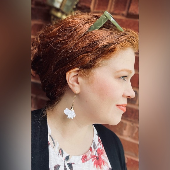 Golden white floral drop earrings. - Picture 3 of 3